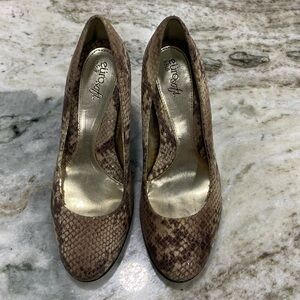 Women's Euro Soft Brown Snakeskin Pumps size 7M